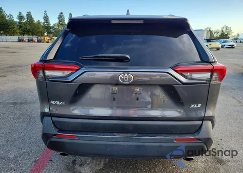 2019 Toyota Rav4 Xle z USA, uszkodzony, nr VIN JTMW1RFV0KD028956